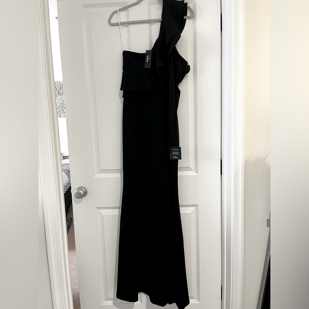 NWT Lulus formal black gown. One shoulder with ruffle.